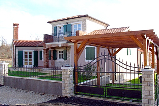 Schönes Einfamilienhaus mit Pool und Balkon