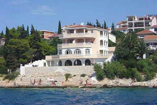 Große Villa direkt am Meer mit fünf Apartments und Pool