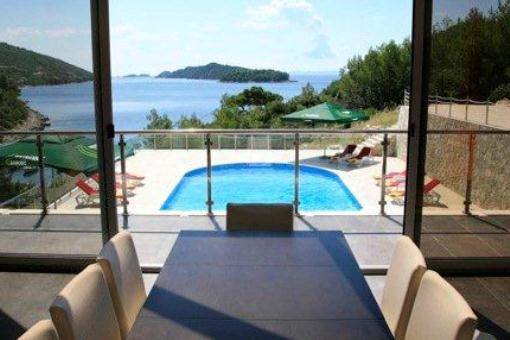 Korcula-Blick-auf-Pool-und-Meer