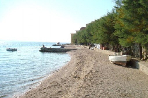 Schönes Haus mit fünf Apartments am Meer gelegen