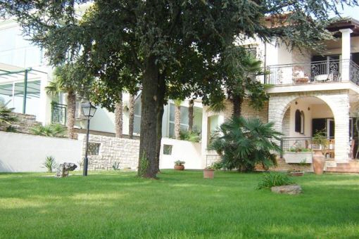 weitlaeufiger-garten-villa