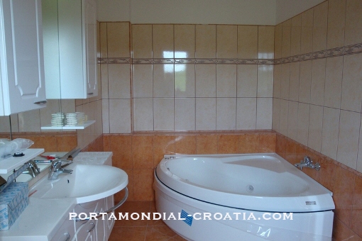badezimmer-mit-jacuzzi