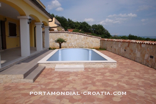 wunderschoener-swimmingpool-und-terrasse-in-pula